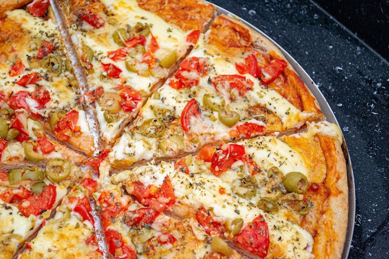Ev Yapımı Pizza Tarifi Ev Yapımı Pizza Tarifi